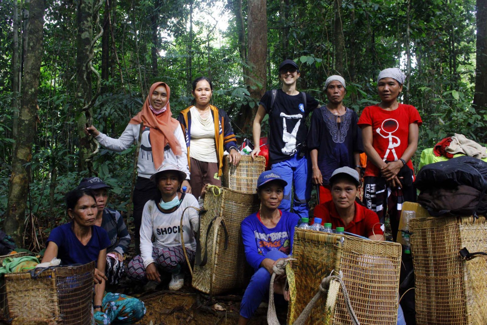Perempuan-perempuan hebat yang menjadi porter logistik tim pelepasliaran orangutan di TNBBBR.