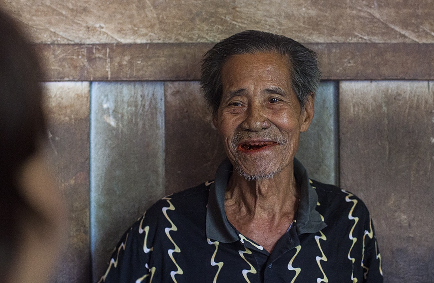 Pak Udat tersenyum saat berbincang dengan tim IAR Indonesia di Dusun Juoi, kawasan TNBBBR.