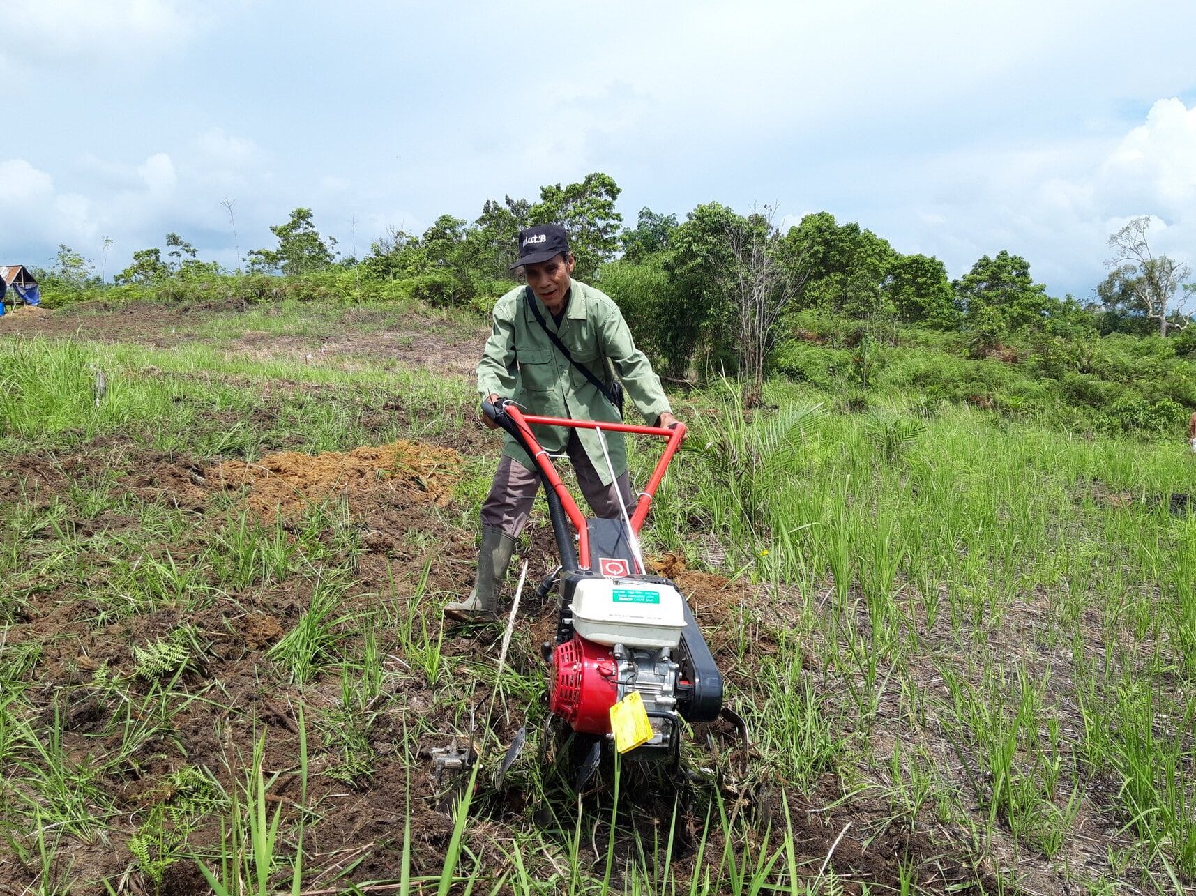 Bantuan Handtractor Dukung Pertanian Organik Berkelanjutan di Melawi