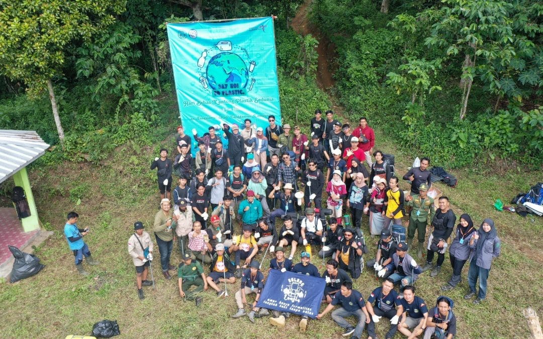 Kolaborasi Asik Hari Bebas Kantong Plastik Sedunia di Gunung Tanggamus